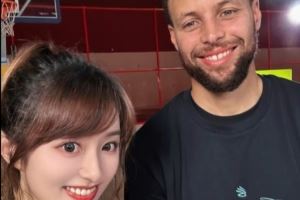 嘴角根本压不下来！美女主持王小七晒照：兄弟们 和库里自拍来了