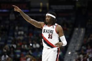 拓记：球队中锋位置其实人选有限 连续两年选中锋证明不信任罗威