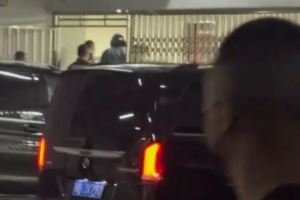 凌晨时分球迷在成都机场出口欢迎詹姆斯 酒店地下车库看到詹姆斯