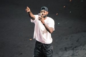 氛围太燃了！詹姆斯在成都出席活动 掏出手机拍摄全场球迷欢呼