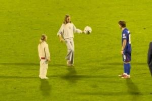 温馨时刻！莫德里奇赛后与两个女儿在场上踢球