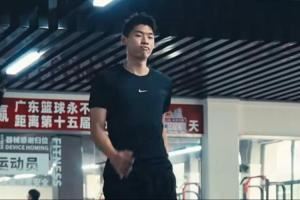 眼神坚毅！崔永熙已回到广东进行恢复训练