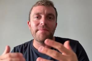 罗马诺：维尼修斯根本没推进任何离开皇马的谈判，他想留下