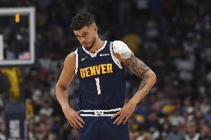 波特：西蒙斯不是不想打是真的伤病很严重 而他的伤我经历了3次