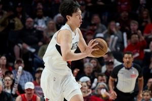 媒体人：小杨还不能完全适应这样的比赛速度 体能速率需要慢慢练