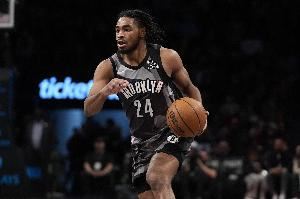 主攻手！卡梅隆-托马斯半场13中6砍最高21分 罚球7中7