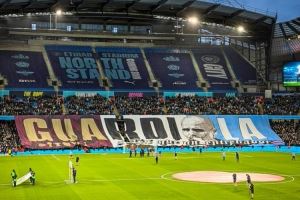 瓜迪奥拉迎执教1000场里程碑，曼城主场球迷展出巨幅TIFO致敬